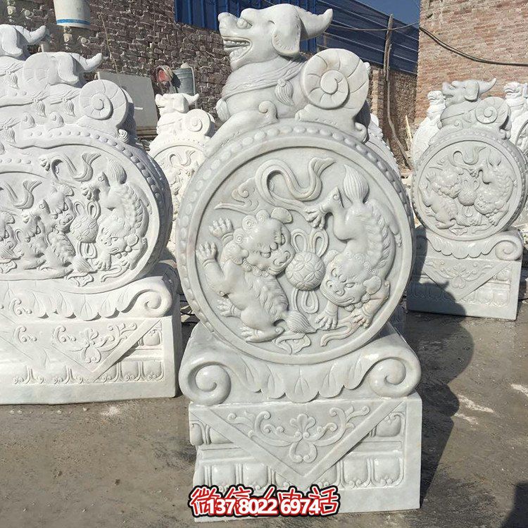 雕刻精美的大理石门口抱鼓雕塑
