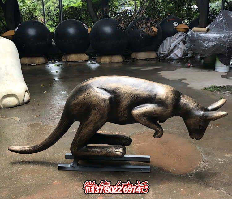 不锈钢袋鼠雕塑，摆放于大型广场