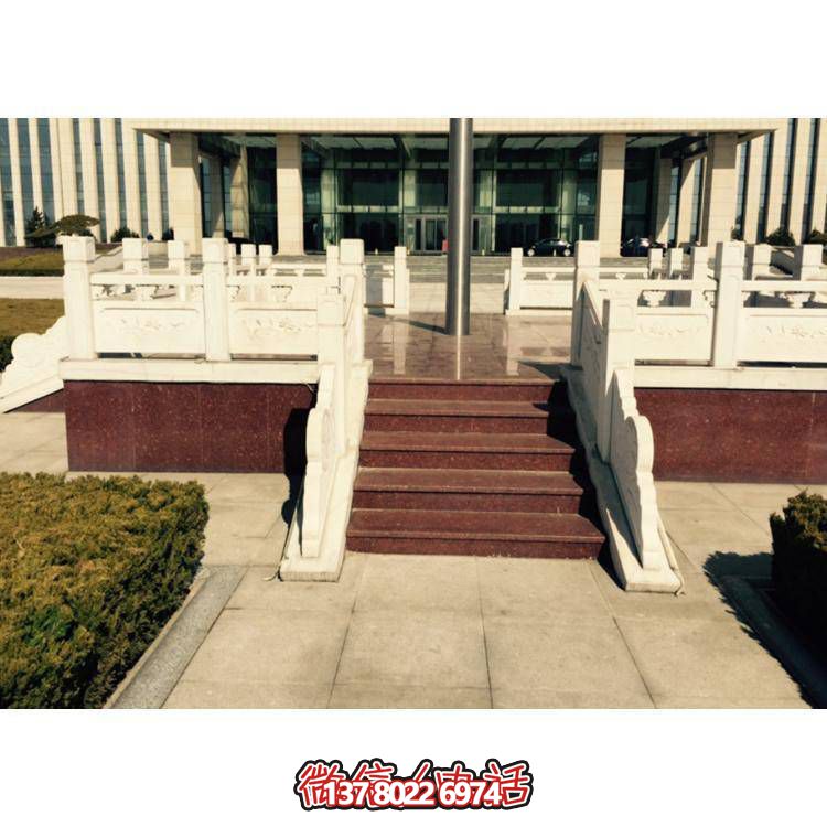 精美雕塑装饰栏杆，增添学校广场升旗台象征意义