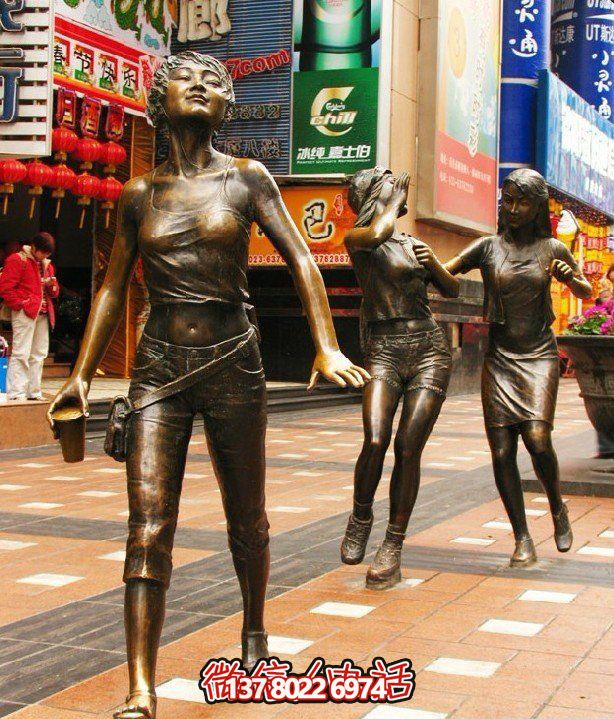 历史悠久的步行街上的经典铜雕女人雕塑 历史悠久的步行街上的经典铜雕女人雕塑
