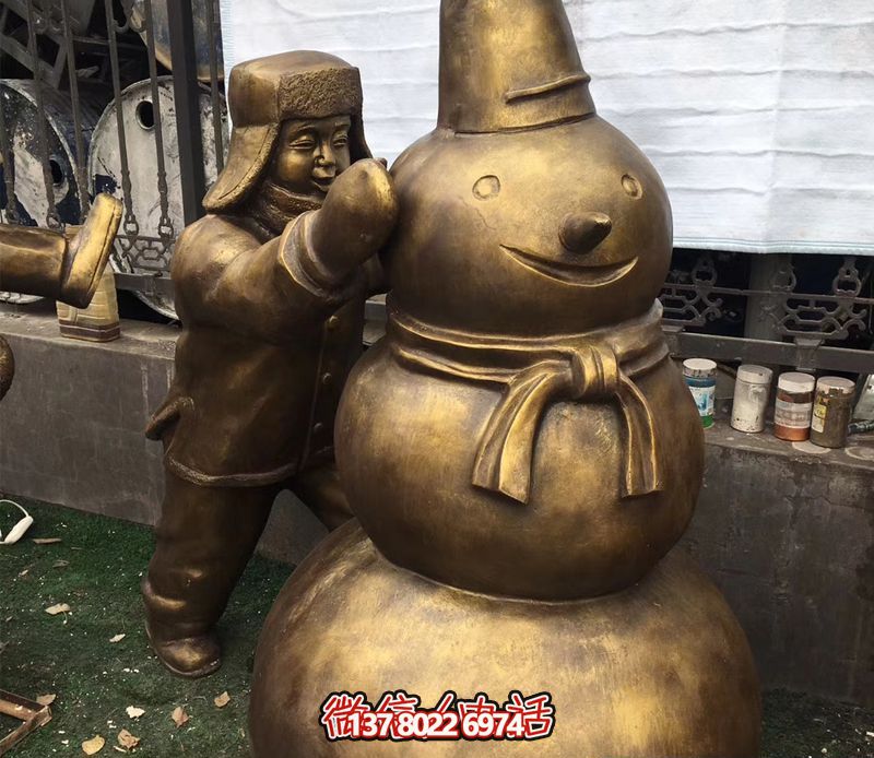 景区铜雕堆雪人儿童雕塑戴帽子 景区铜雕堆雪人儿童雕塑戴帽子