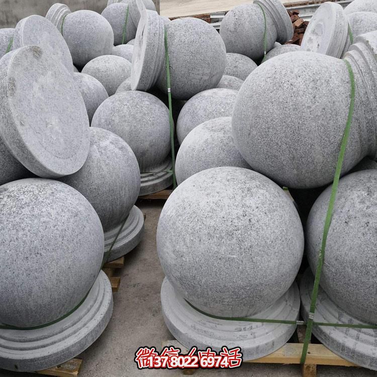 精美石雕车阻，点缀公园美景