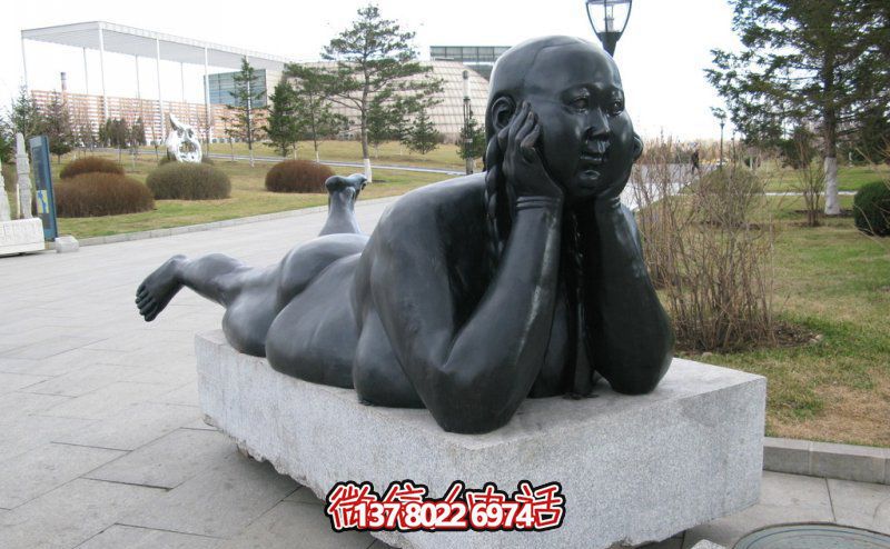 公园美景铜雕雕塑与胖女孩的趴趴着 公园美景铜雕雕塑与胖女孩的趴趴着