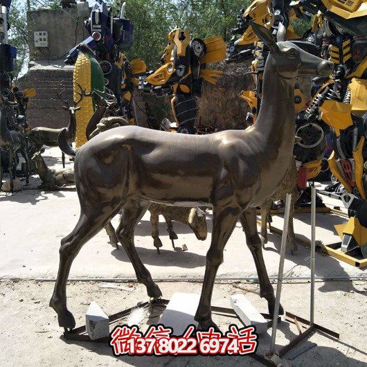 精美雕塑鹿，点缀园林景观，增添艺术气息