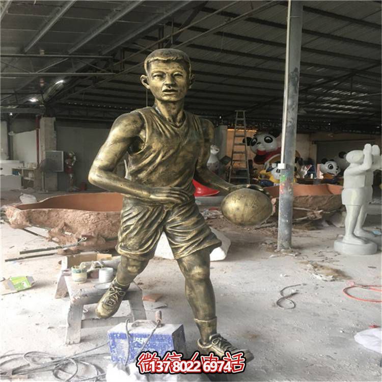 工艺广场玻璃钢仿铜打篮球的儿童雕塑