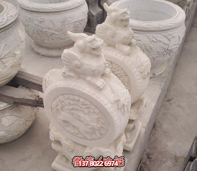 景区庭院汉白玉石雕抱鼓石上面的貔貅雕塑 景区庭院汉白玉石雕抱鼓石上面的貔貅雕塑