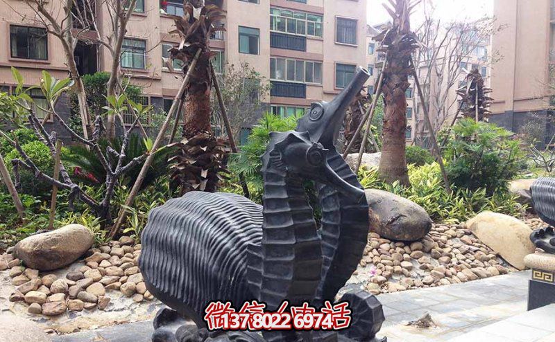 街道上摆放的一对黑色的玻璃钢创意海马雕塑 街道上摆放的一对黑色的玻璃钢创意海马雕塑
