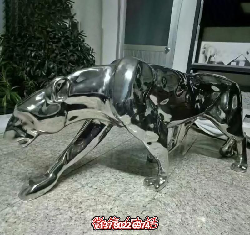 不锈钢镜面抛光拉丝行走中的金钱豹雕塑