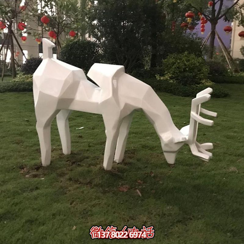 玻璃钢几何公园低头觅食的梅花鹿雕塑