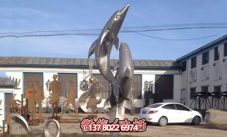 农场院内三只不锈钢海豚雕塑 农场院内三只不锈钢海豚雕塑