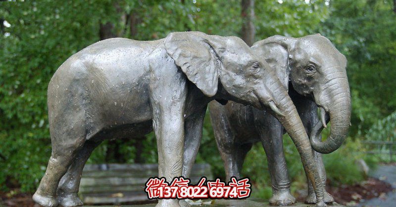 公园玻璃钢仿铜园林两只散步的大象雕塑 公园玻璃钢仿铜园林两只散步的大象雕塑