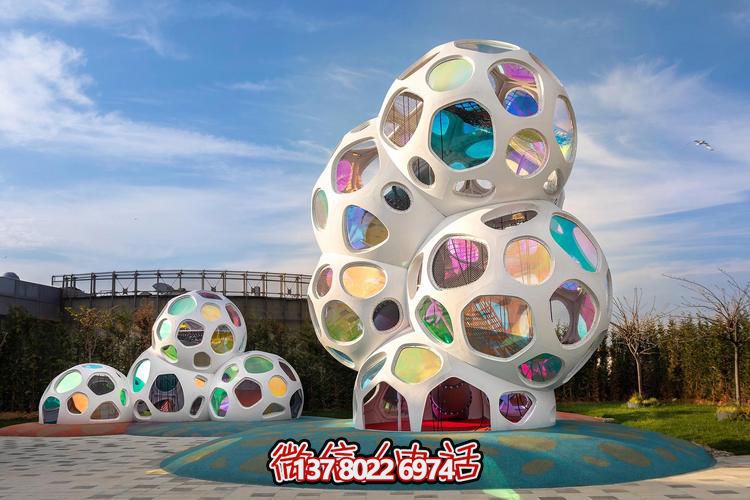 幻彩晶球叠韵：户外空间的灵动艺术魔方