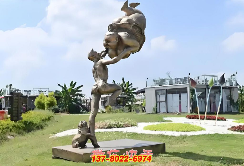 力与趣的协奏：男子托举胖娃景观雕塑