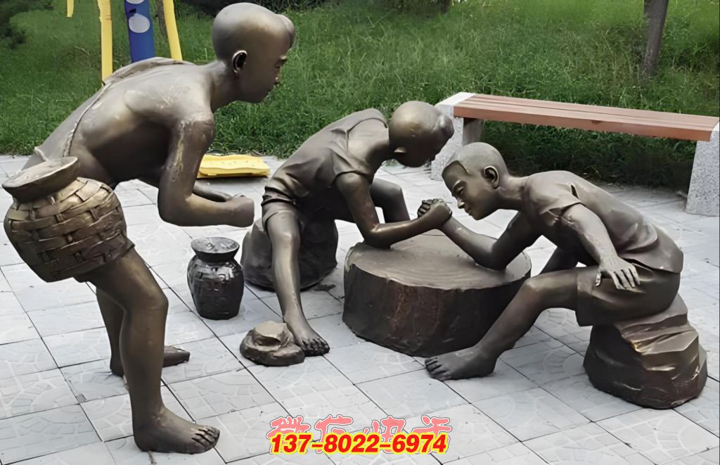 童趣时光：孩童掰手腕嬉戏铜质景观雕塑