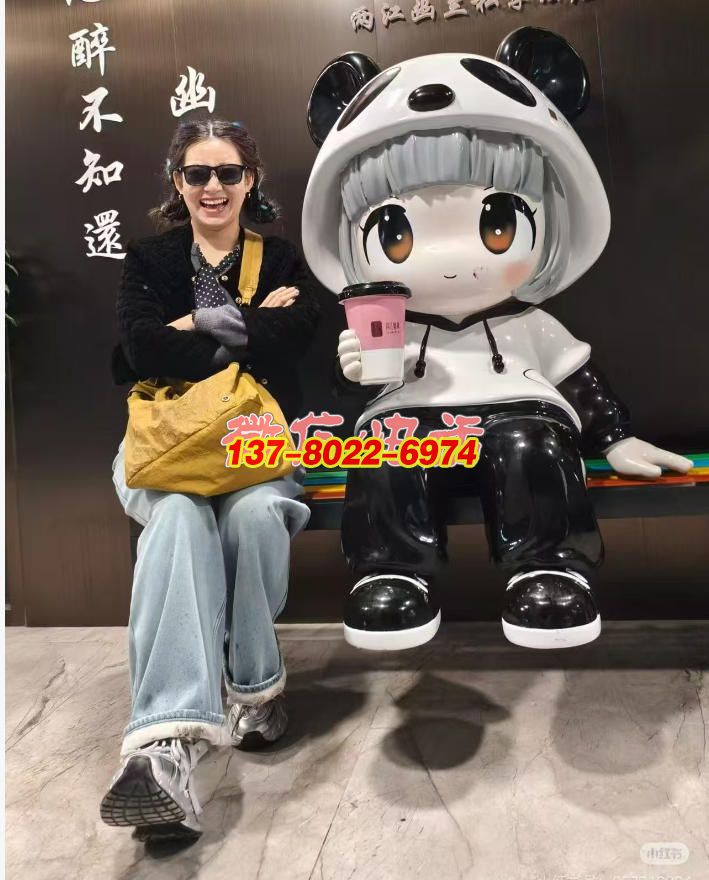 熊猫帽潮酷少女：不锈钢卡通景观里的活力符号