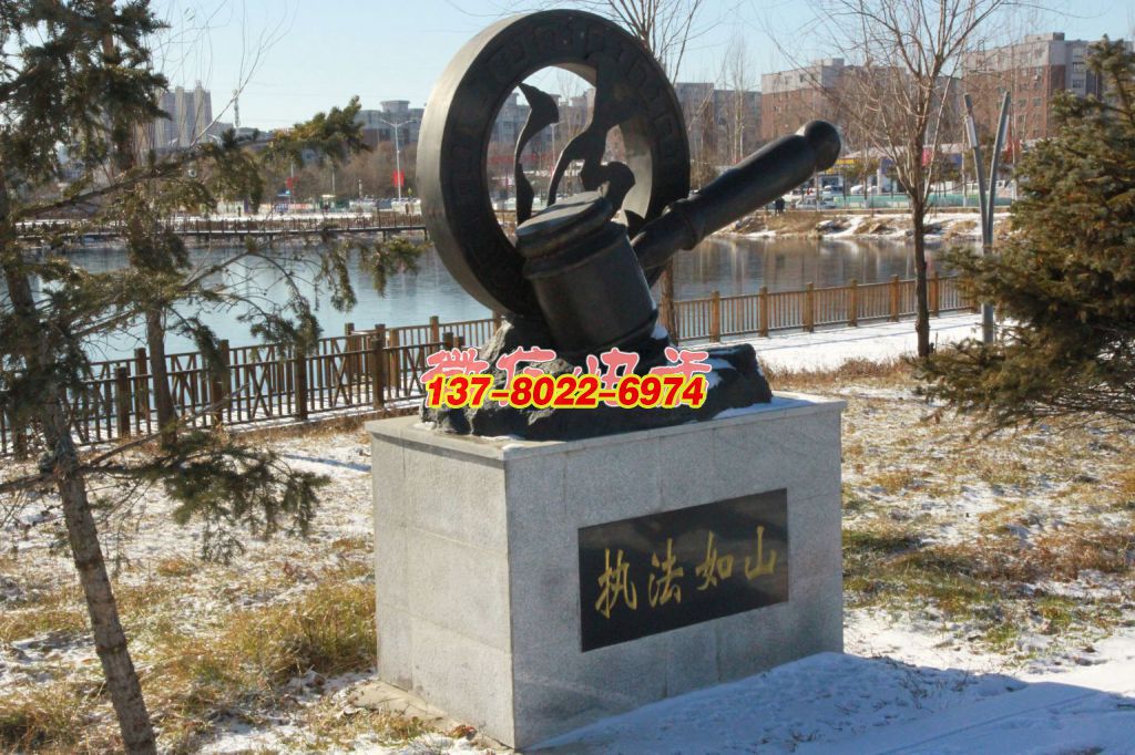 法锤昭山河——室外金属法槌雕塑