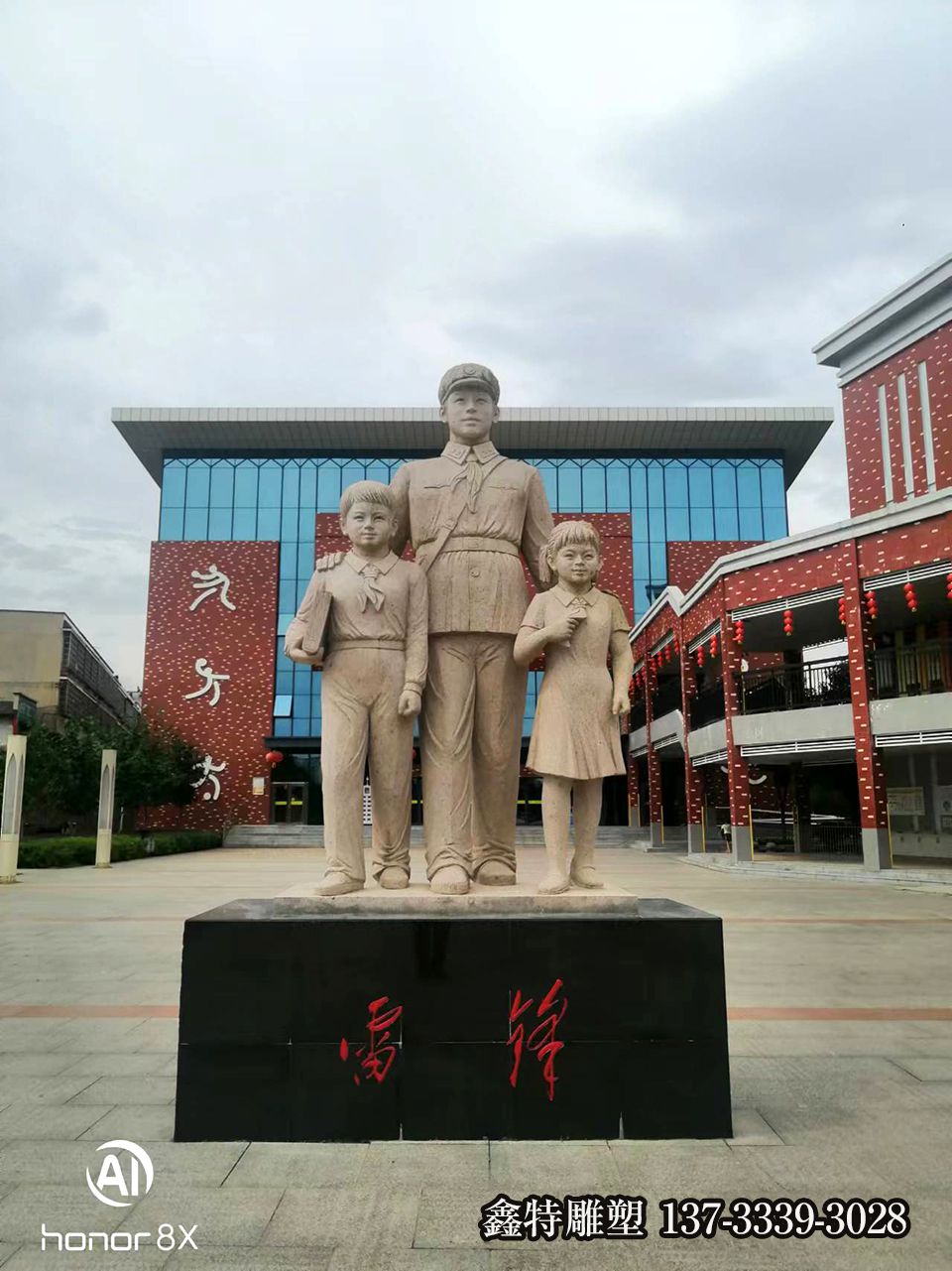 雷锋雕像-学校校园里的雷锋和小学生雕塑