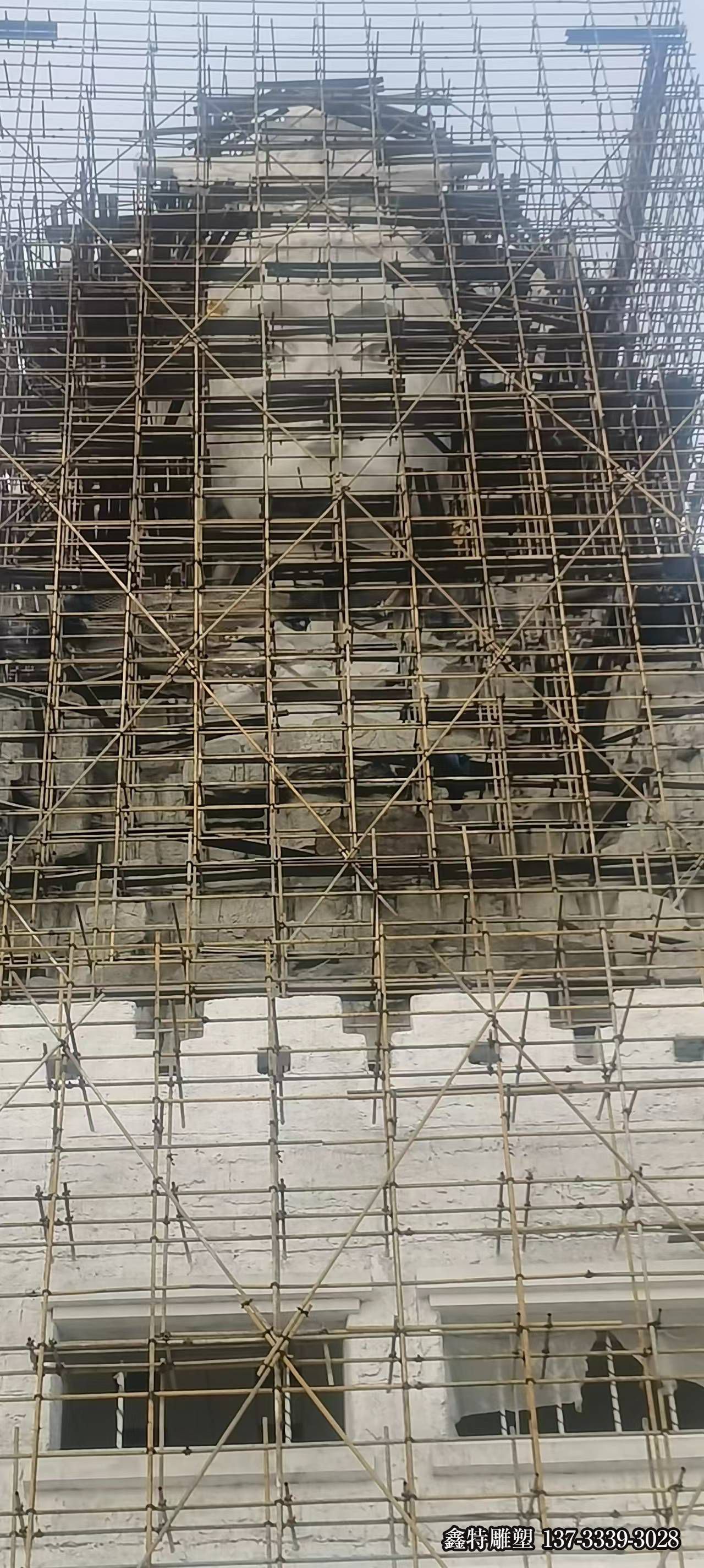 水泥浇铸昭君像