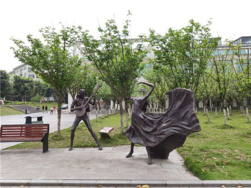 重庆农机学校铜雕人物